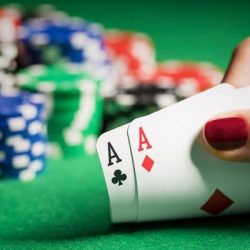 5 Perbedaan Antara Game Berbayar dan Turnamen Poker